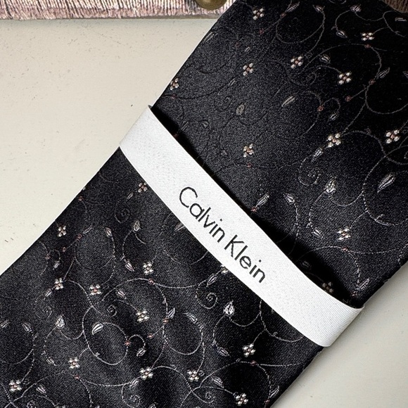 Calvin Klein Elegant Black Floral Men's Tie NWT - Picture 3 of 4